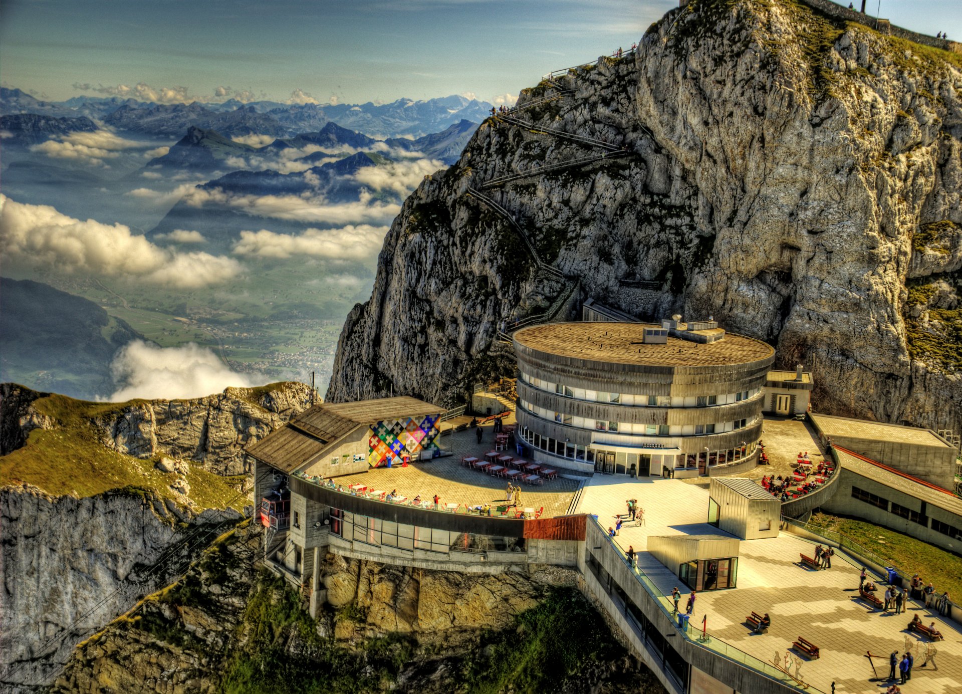 suisse mont pilatus montagnes rochers hôtel nuages