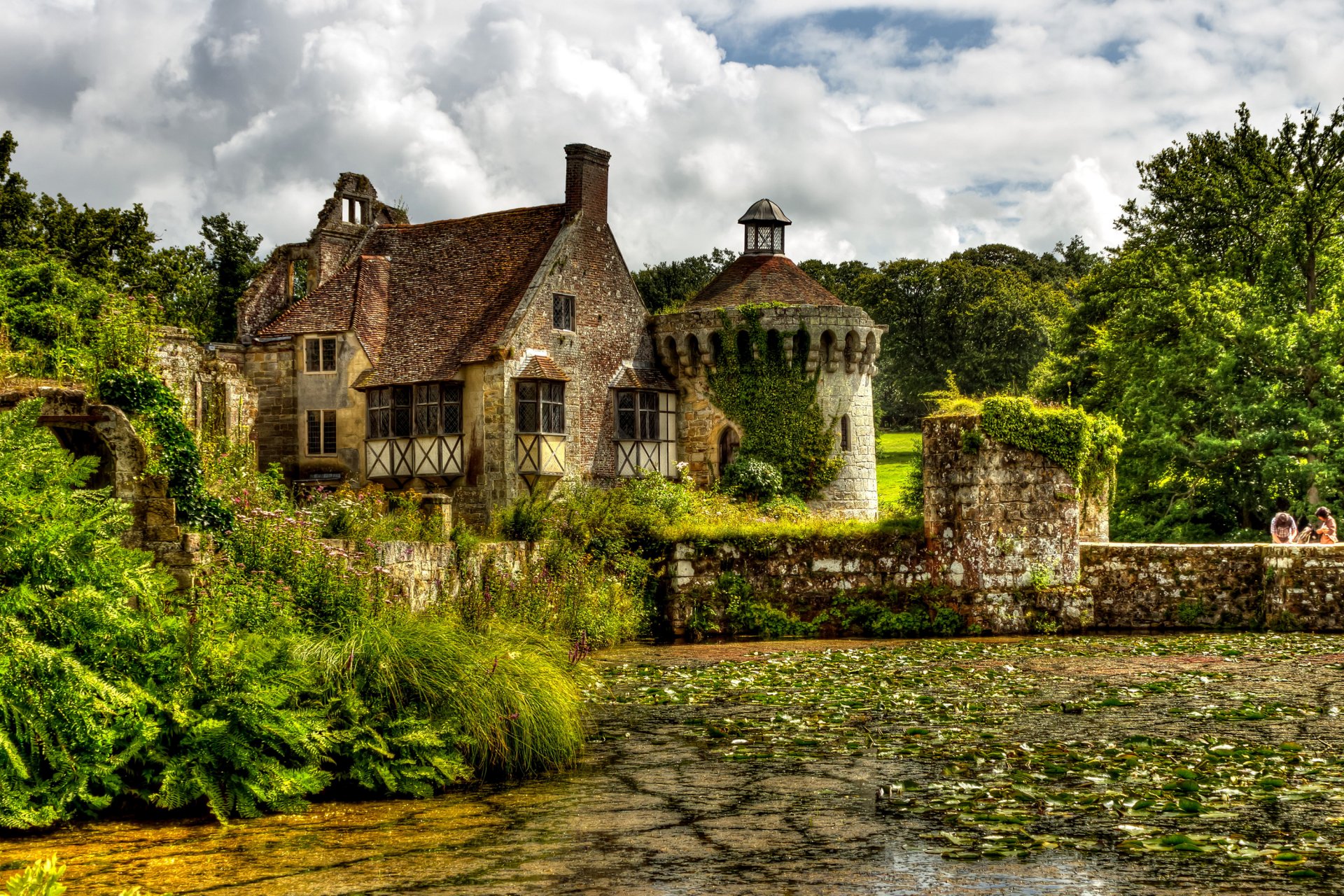 castillo de ganado inglaterra castillo estanque puente árboles arbustos vegetación nubes naturaleza