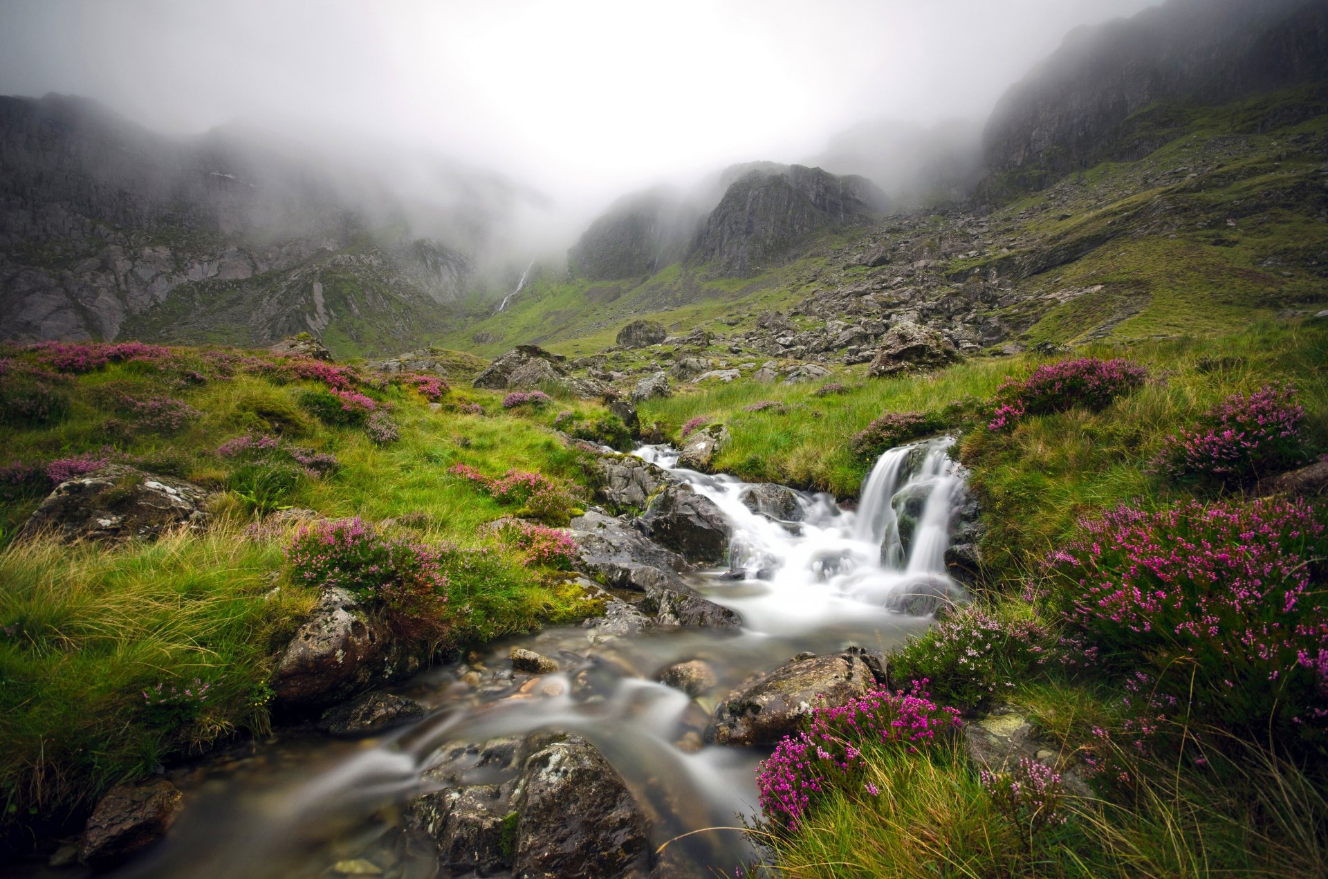 cwm iduala snowdonia national park snowdonia glyderau walia anglia dolina góry potok mgła