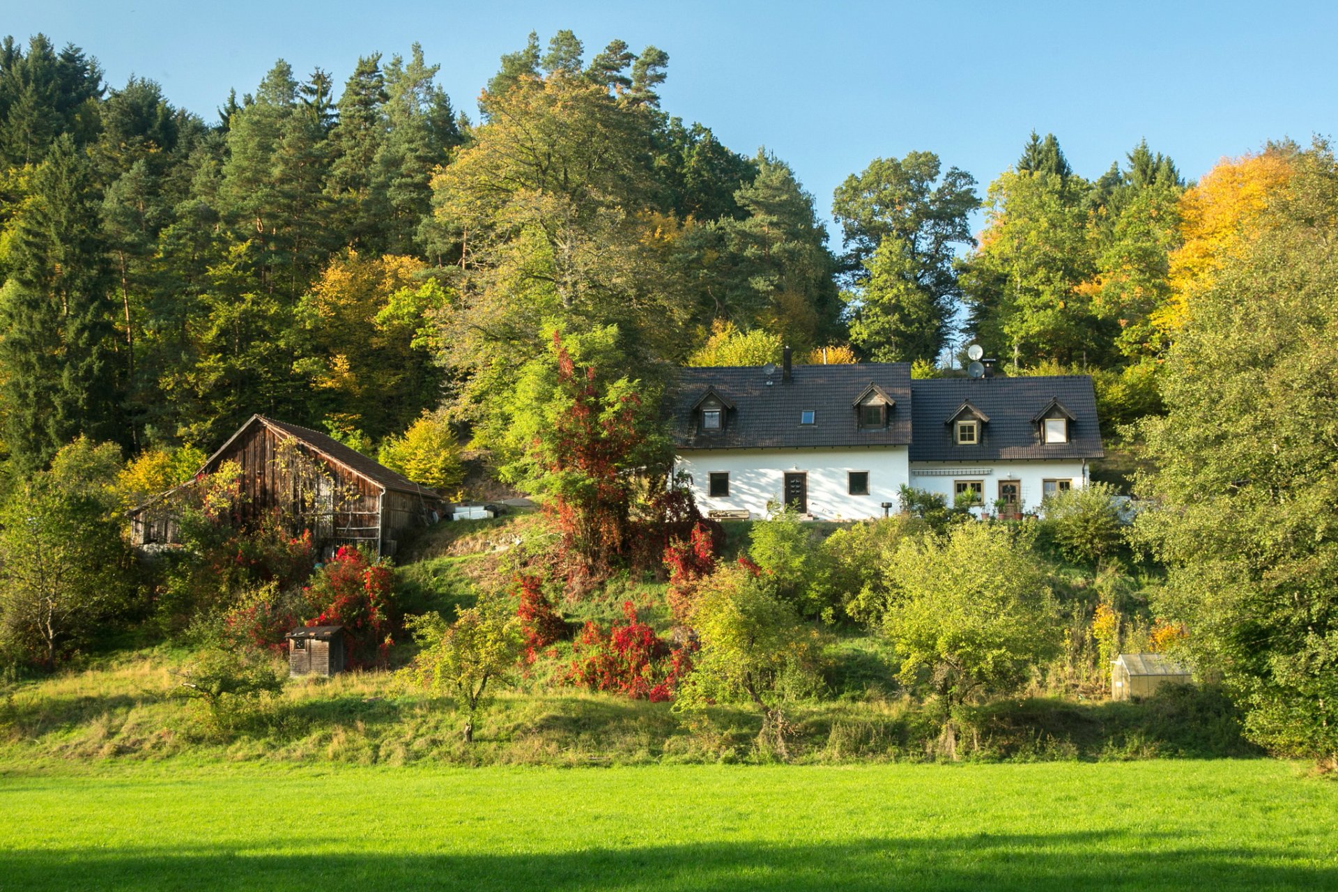 allemagne bavière maisons arbres pente clairière herbe verdure soleil