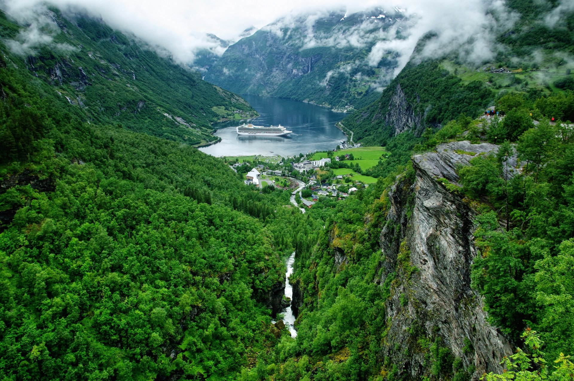 geiranger noruega geiranger fiordo fiordo montañas pueblo forro panorama