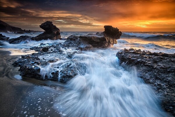 Scogliere dell isola delle Canarie al tramonto