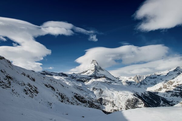 Die schneebedeckten Berge der fernen Schweiz