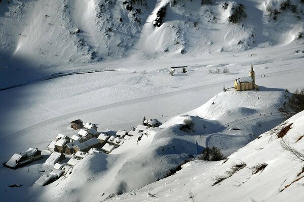 Paysage d hiver dans un village de montagne avec un petit temple