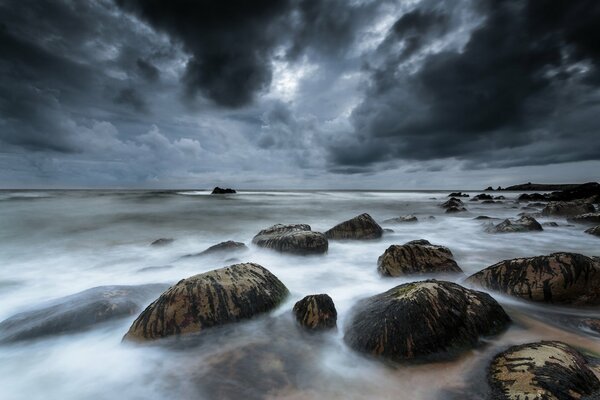 Mer celtique en France et ciel sombre