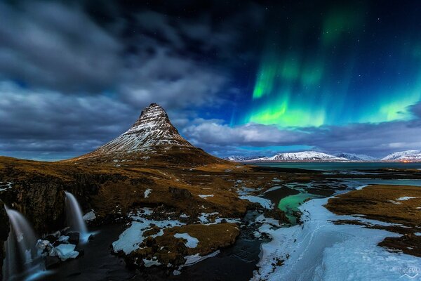 Das Nordlicht in Island. Die Berge von Island