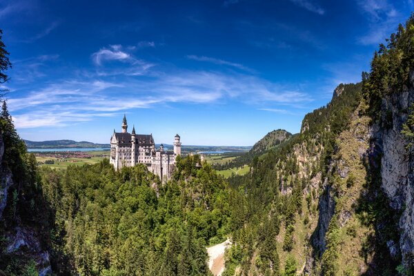 Burg in der Nähe von Bergen und Bäumen