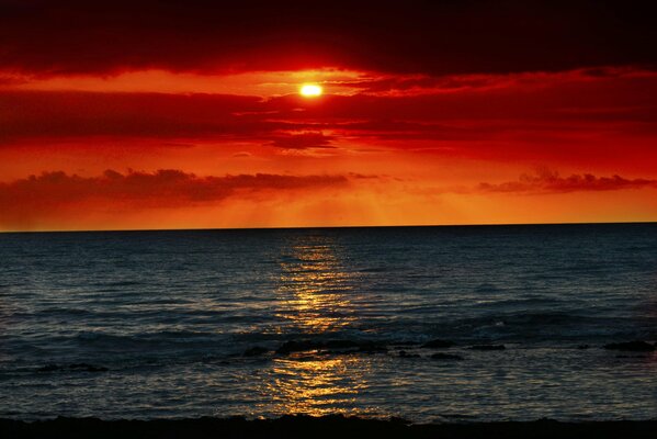 Coucher de soleil pourpre dans la mer calme