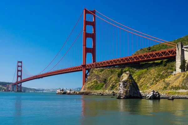 Golden Gate Bridge über den Fluss