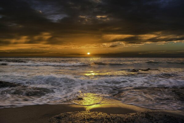 Hermoso amanecer en la playa del mar