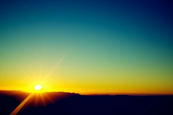 Coucher de soleil ensoleillé comme il est beau