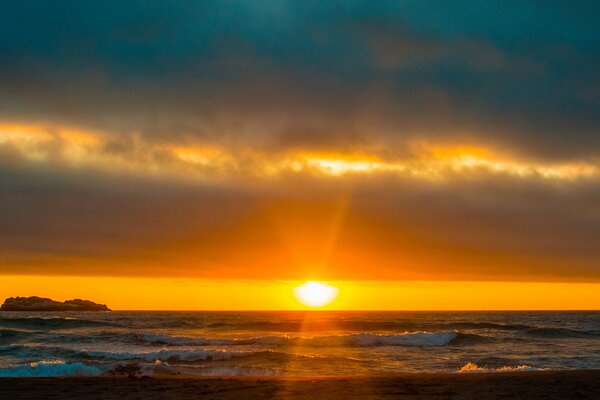 Sole tramonto riflessione sul mare