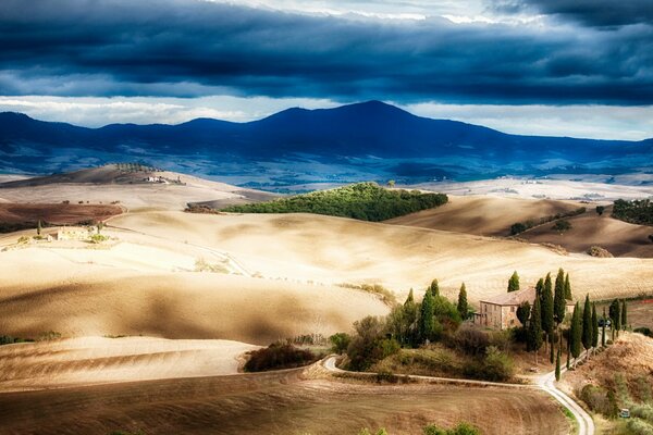 Paesaggio di una casa solitaria in un campo