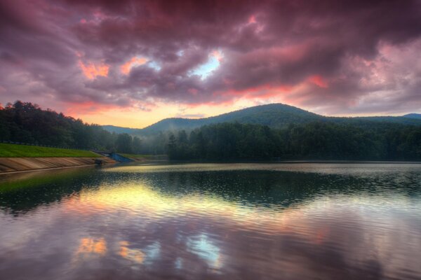 Lac brumeux à l aube