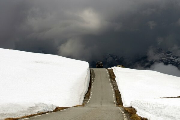 Carretera montañosa en Noruega entre campos de nieve