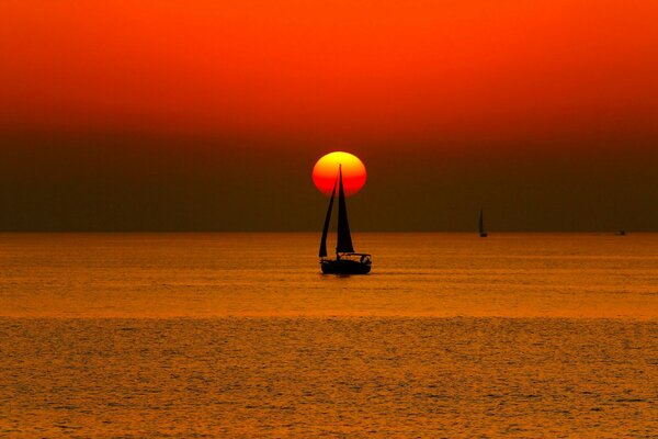 Yacht sul mare ai raggi del tramonto