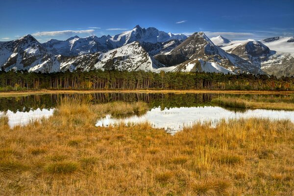 Montagnes enneigées près du lac en automne