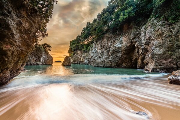 Italienischer wilder Strand mit sanftem Sand