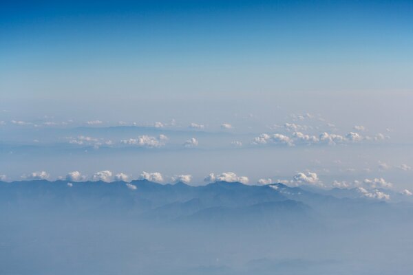 Grenzenloser bewölkter Himmel Blick aus dem Flugzeug