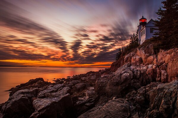 Coucher du soleil. Cirrus, phare