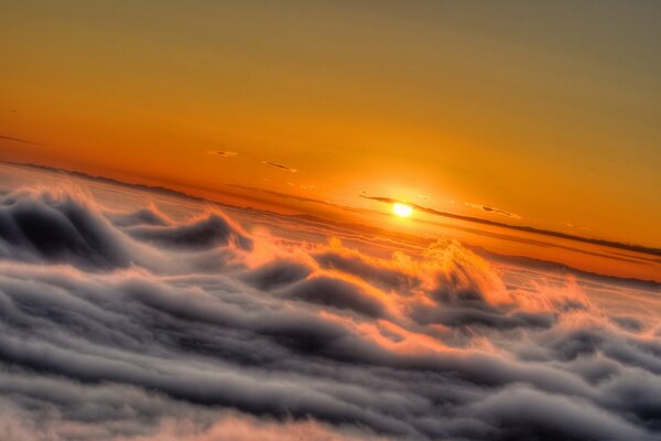 Feuriger Sonnenuntergang am Himmel in den Wolken