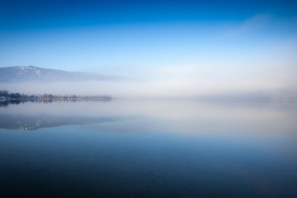 Nebel am See bei Sonnenaufgang