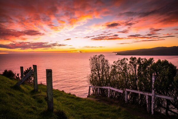 Himmel beim Sonnenaufgang über der Bucht am Ufer