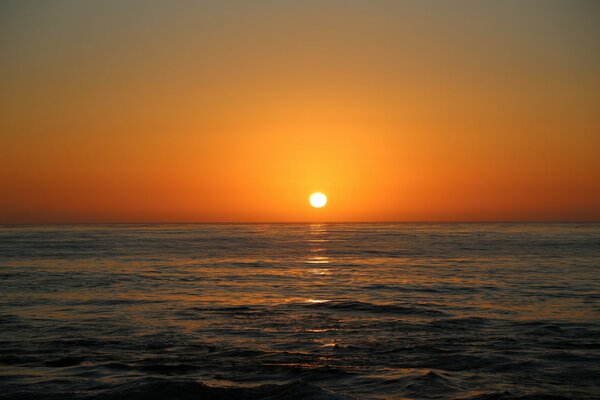 Mar tranquilo en medio de la puesta de sol