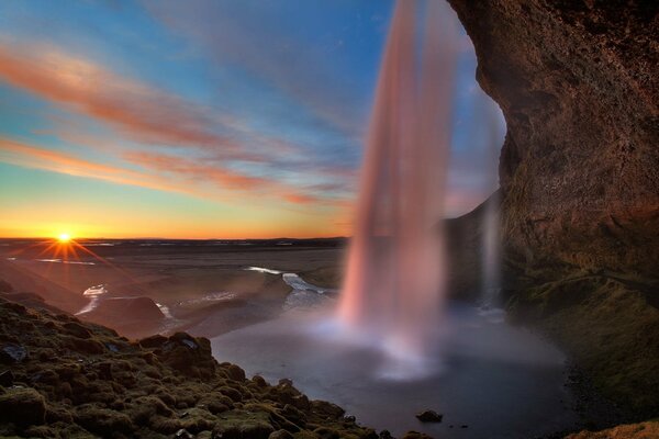 Cascada al amanecer. Paisaje de montaña