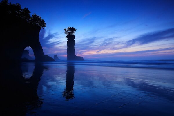 Arche dans la mer sur fond de ciel nocturne