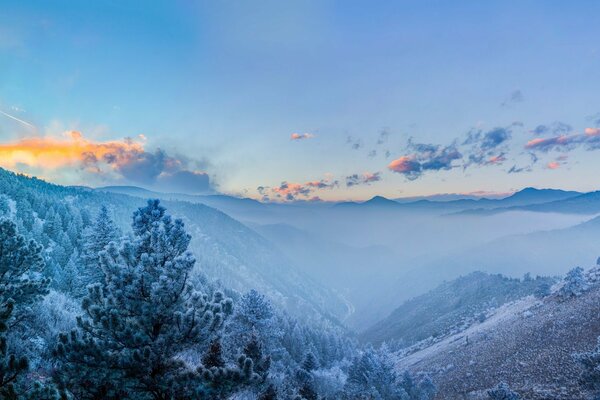 Panorama auf den schneebedeckten Grat in Colorado