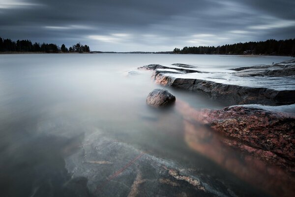 Mar en Suecia piedras en la niebla