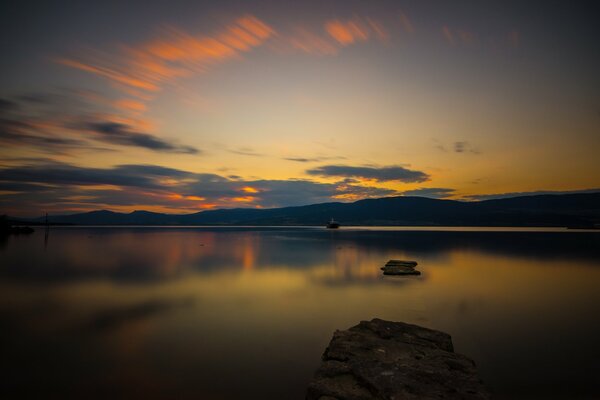 Navire sur le lac du soir