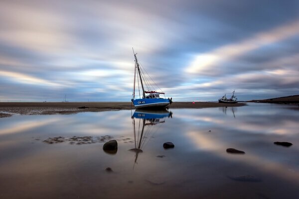 Barco en la playa de meols