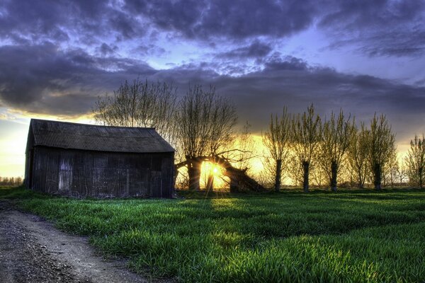 Geheimnisvolles altes Haus bei Sonnenuntergang