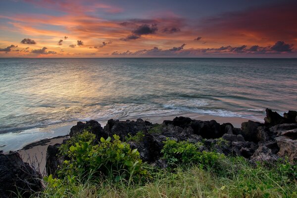 Landschaft des meerblauen Sonnenuntergangs