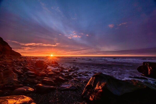 Puesta de sol en la costa sumergida de Nueva Zelanda