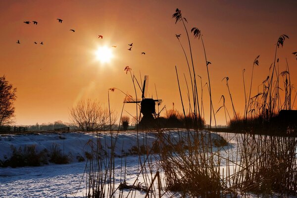 Landschaft: Mühle im Winter am Kanal