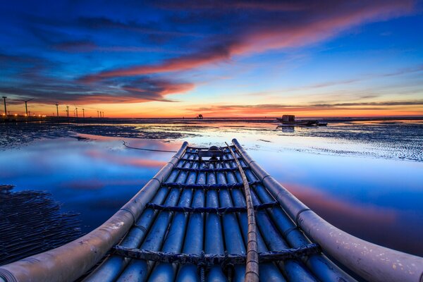 Moulins à vent à l horizon. Nuages au coucher du soleil