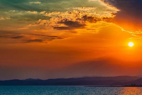 Distesa d acqua con cielo al tramonto