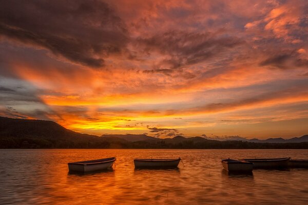 Atardecer en el lago con barcos