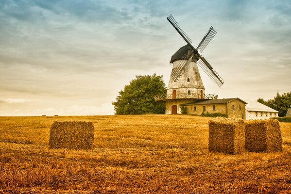 The old mill is spinning spinning