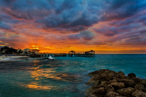 Impresionante puesta de sol sobre el mar azul