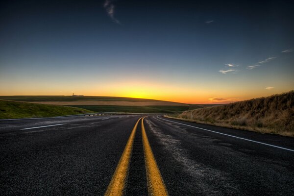 Morgenlandschaft mit Straße im Morgengrauen