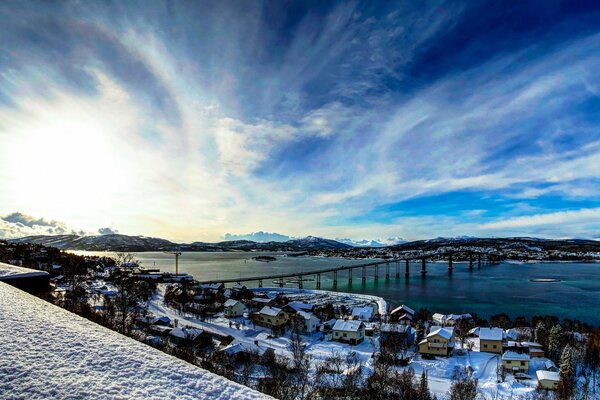 Una bahía en Noruega con vistas a las montañas y las nubes