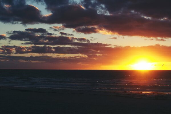 Tramonto sul mare. Orizzonte luminoso. Onde al tramonto