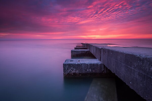 Calme de la mer avec un ciel cramoisi