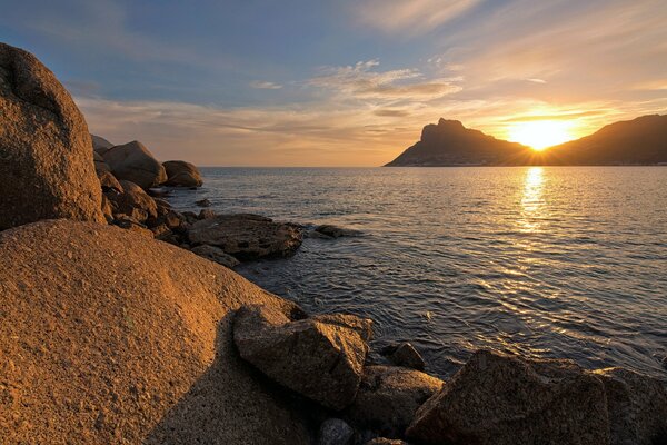 Beaux paysages. Coucher de soleil sur la mer. Montagnes près de la mer