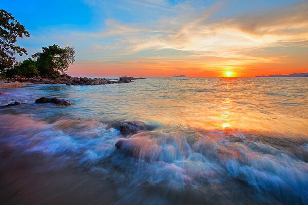 Nubes sobre el mar, puesta de sol