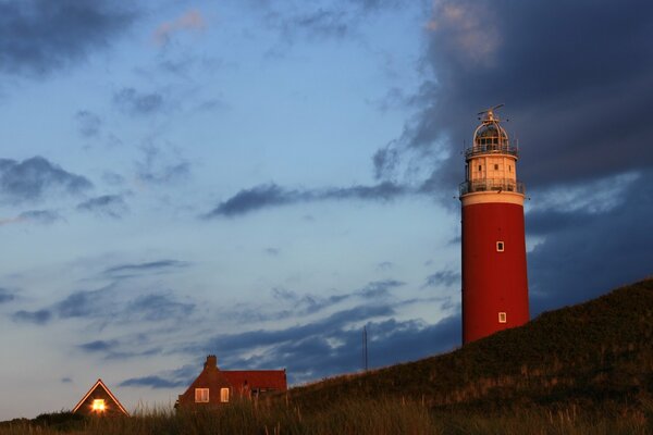 Phare au coucher du soleil sur fond de ciel